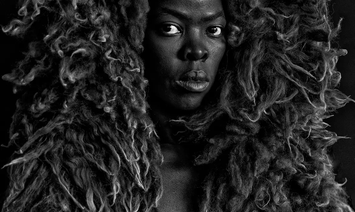 Exposição de Zanele Muholi celebra comunidade LGBTQIAPN+ em São Paulo