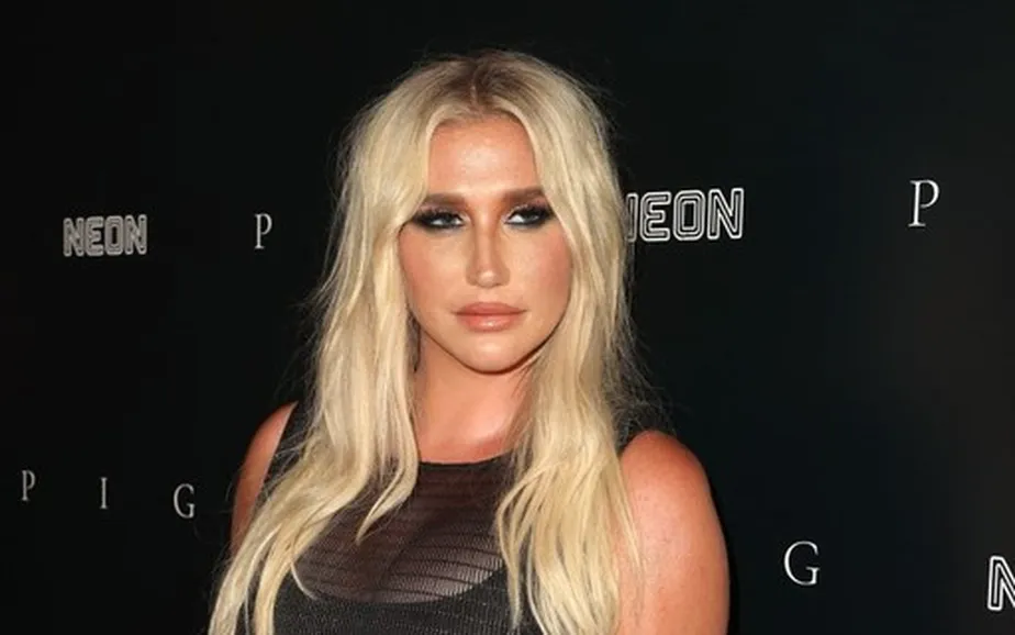 Kesha celebra 15 anos de estreia com vídeo nostálgico