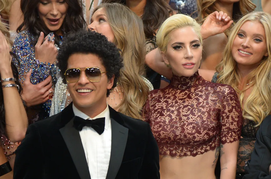 Lady Gaga celebra dueto de sucesso com Bruno Mars