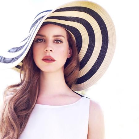 Lana Del Rey: A Arte da Nostalgia e Poesia