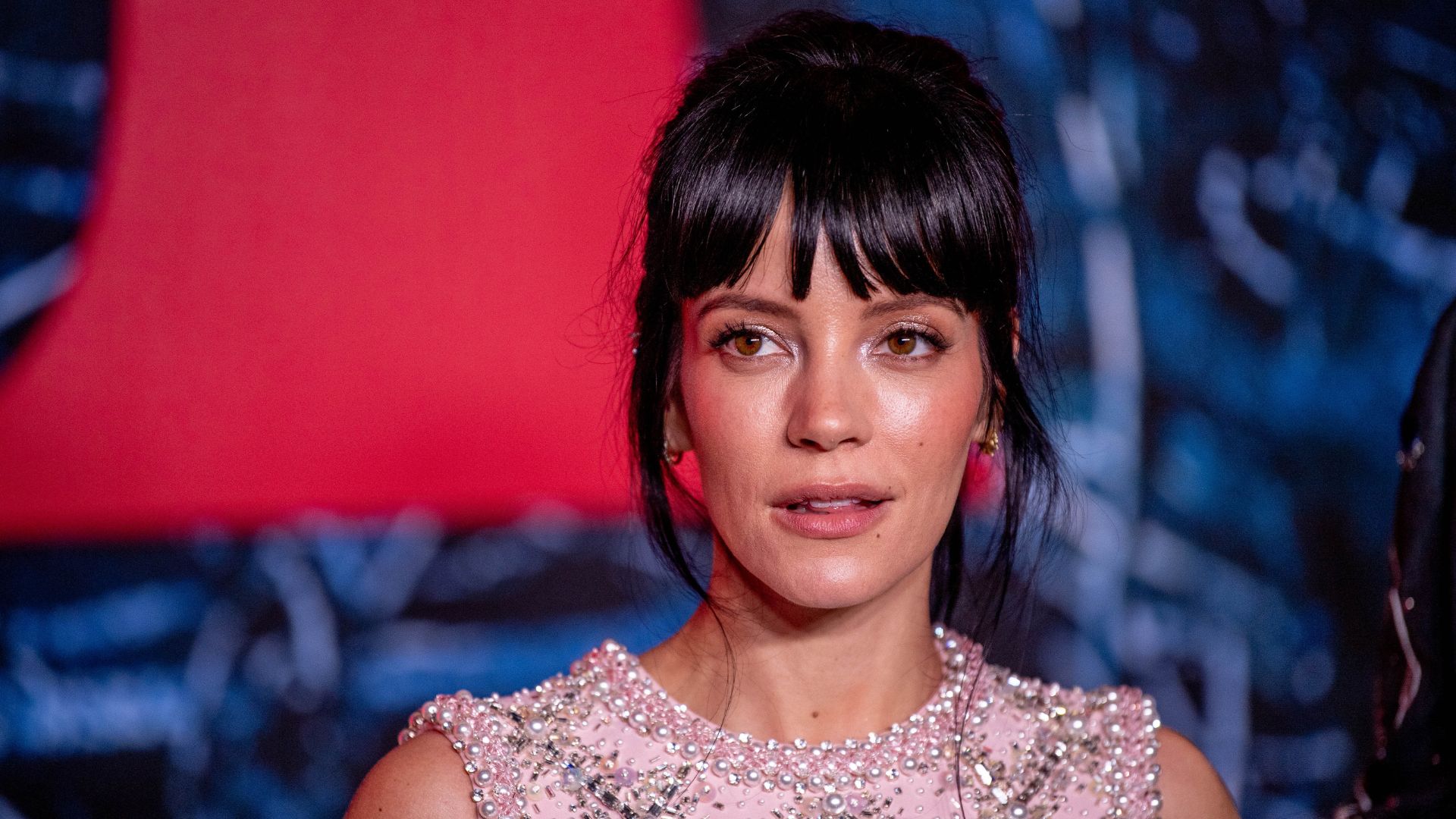 Lily Allen sugere novo álbum com foto no estúdio