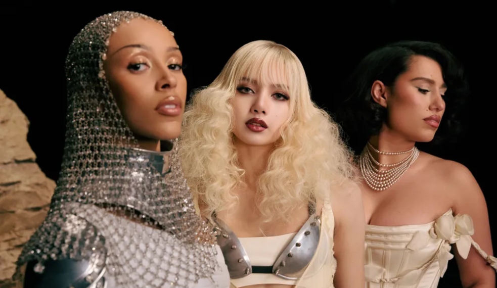 Lisa com Rosalía, Doja Cat e Raye